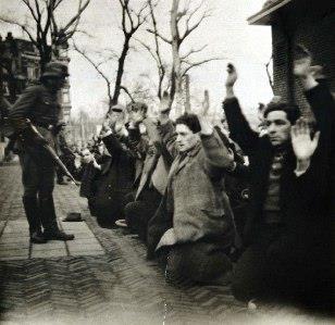 Opgepakt.. De nazi s bedachten niet alleen maatregelen die het dagelijks leven van de Joden moeilijker maakten, er werden mensen opgepakt. Dat gebeurde in Amsterdam al in 1941.
