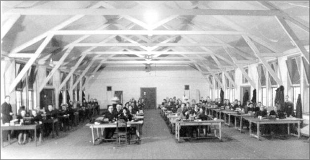 Registratie in kamp Westerbork Aan de Joden in kamp Westerbork werd verteld dat ze met de treinen naar werkkampen in Oost-Europa werden gebracht.