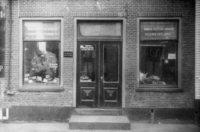 Ginie woonde met haar vader en moeder aan de Markt in Hardenberg op nummer 6. Haar opa had een slagerij in Hardenberg aan de Voorstraat. Daar werkten ook de vader van Ginie en haar oom Simon.