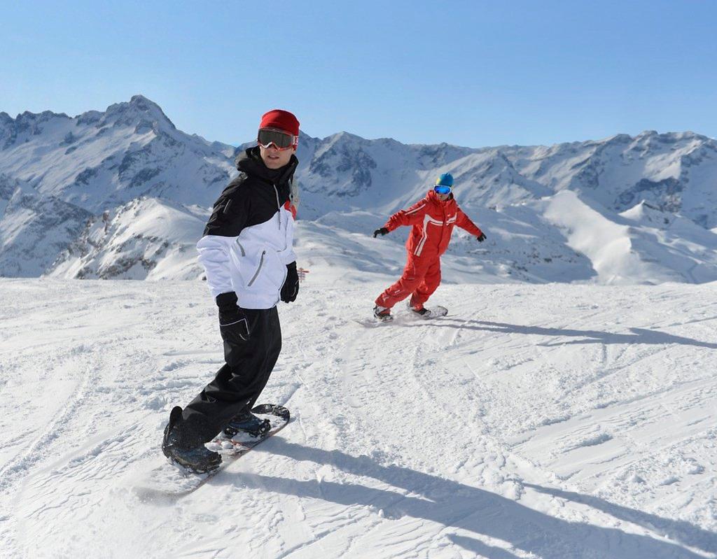 Sport & Activiteiten** Landsporten Groepslessen Gratis toegang Minimale leeftijd (jaren) Beschikbare data Skiën Alle niveaus 4 jaar oud Altijd Snowboarden Alle niveaus 12 jaar oud