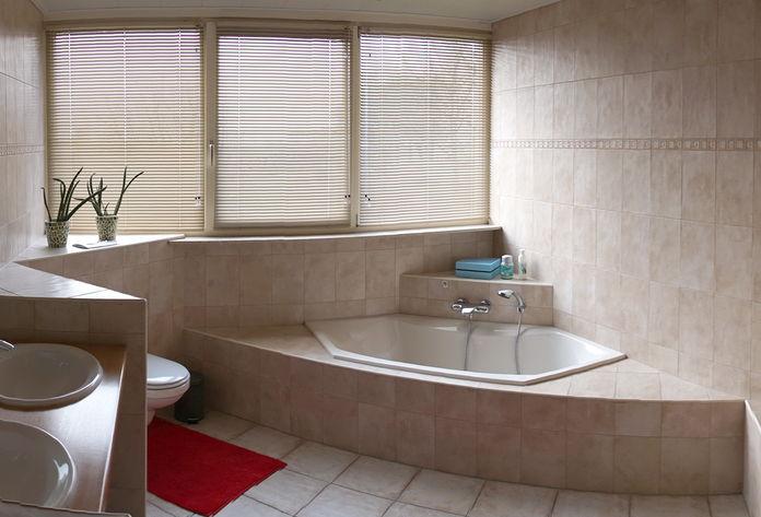 Badkamer Ruime badkamer voorzien van ligbad, aparte douchecabine, twee