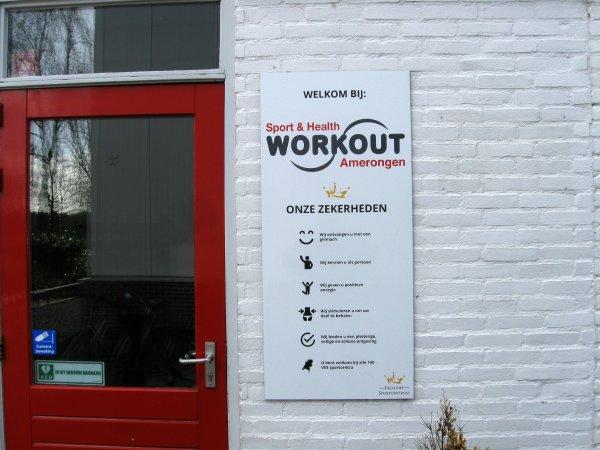 Wat doet WORKOUT? 1. Fitness lessen voor jong en oud. 2.