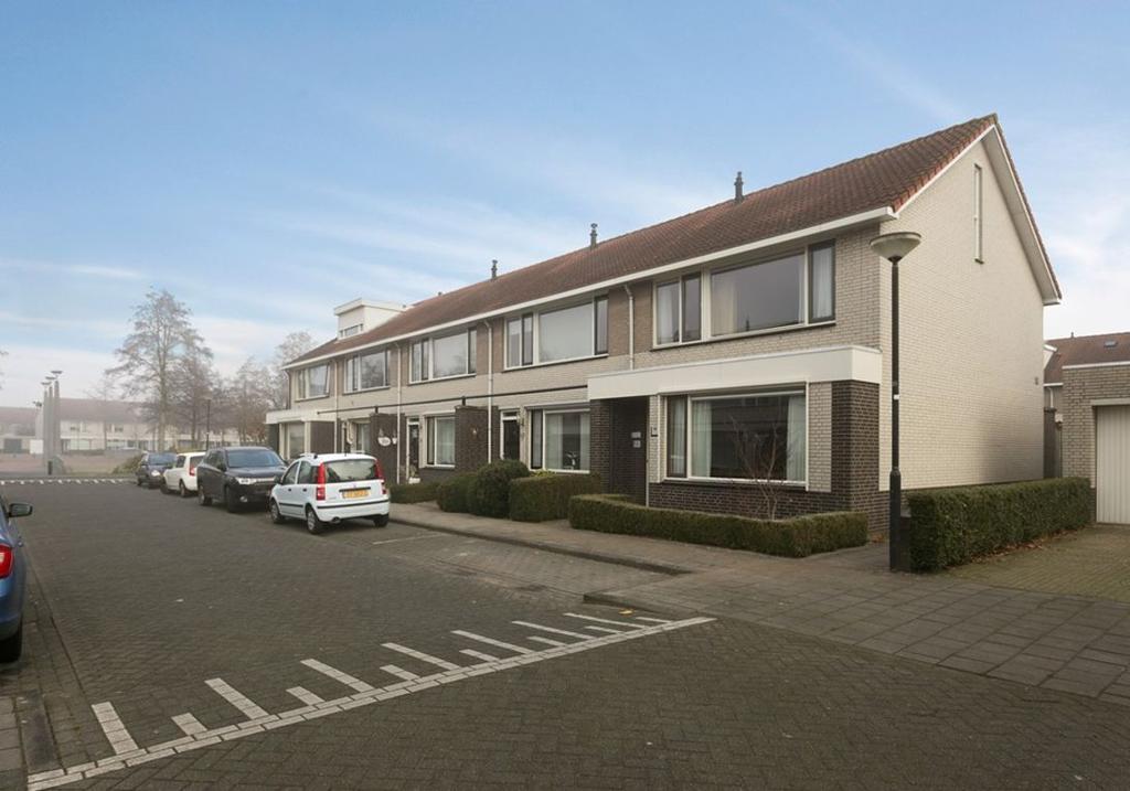 INLEIDING PASTOOR HOEKSINGEL 95, 5246 PD ROSMALEN Locatie: Deze woning is rustig gelegen in de wijk Hintham-Noord, welke midden jaren 90 ontstaan is.