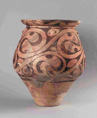 Decoratietechnieken toepassen op een vorm zodat de vorm versterkt wordt. Oude potten zijn gebaseerd op een aantal basisvormen: waterpotten, opslagvaten, wijn -en olieflessen, urnen.