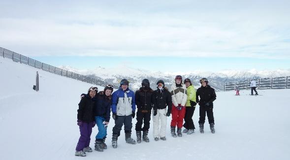 Skilessen en skipassen. De leerlingen krijgen les in groepjes van maximaal 10 personen onder leiding van een Nederlandstalige Huski-instructeur.