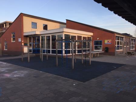 Op woensdag en vrijdag worden de kinderen opgevangen op BSO Touwladder in Wilnis. De kinderen worden uit school gehaald met de KMN Kind & Co bus.