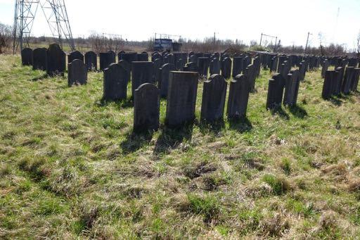 luchtfoto. De pijltjes geven aan in welke richting rij- en grafnummers oplopen; ze markeren dus tevens de hoek waar het allereerste graf van het betreffende vak ligt.