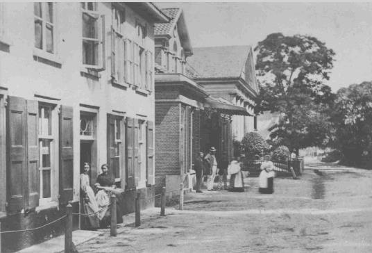 De Rijksstraatweg in Beek rond 1910. In het midden het Nederlandse douanekantoor. Het pand links zal, evenals het grootste deel van het hart van Beek, in september 1944 verwoest worden.