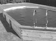 3. Toebehoren 3.1 Zomerzeil 3.3 Technische ruimte 3.4 Waterdichte elektrische koffer NEDERLANDS Er kan een zomerzeil op het zwembad gelegd worden.
