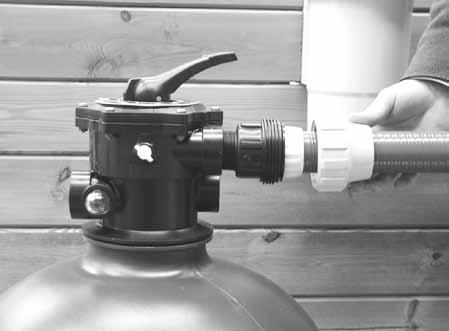 Montage handleiding - OBLONG 10 11 De pomp en filter worden met elkaar verbonden via een halfbuigzame leiding. Draai de verbindingsstukken in de filter en in de pomp.