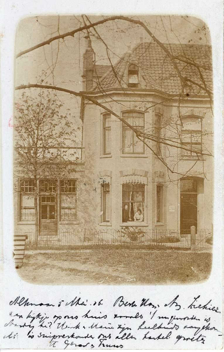 Een oude fotokaart uit mei 1906. De toenmalige bewoners van Kennemerpark 33 sturen een kaart naar bekenden die ze de pas gereedgekomen verbouwing aan hun huis laten zien.