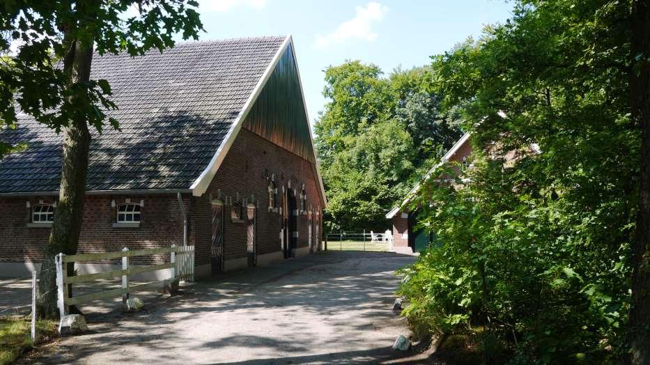 De achterzijde van de boerderij.