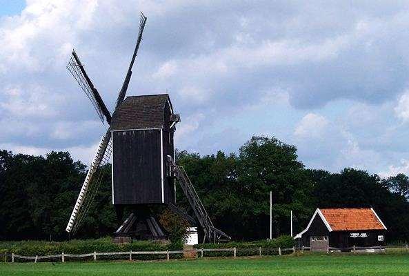 De bewoners van Buurse hoopten de molen in hun dorp te kunnen houden (slagzin: Stenderkast moet in Buurse blijven!