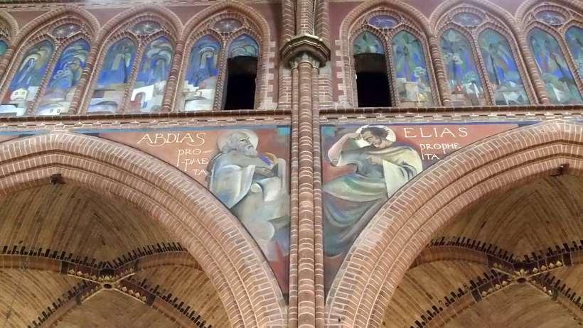 De deuren van het triforium [de gang boven de zijbeuken van de kerk] zijn oorspronkelijk geschilderd door Joan Nicolaas Koenraad Collett [16 mei 1889-26 april 1958].