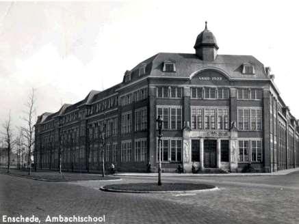 Oorspronkelijk had het gebouw een hoog opgaande kap, met kapellen en een klein torentje boven de ingang.