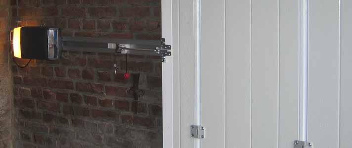 Zijwaartse sectionaaldeuren Elektrisch bediend (NovoMatic 803S als rail) Diverse uitvoeringen De zijwaartse sectionaaldeur kan naar wens handbediend of elektrisch geleverd worden.
