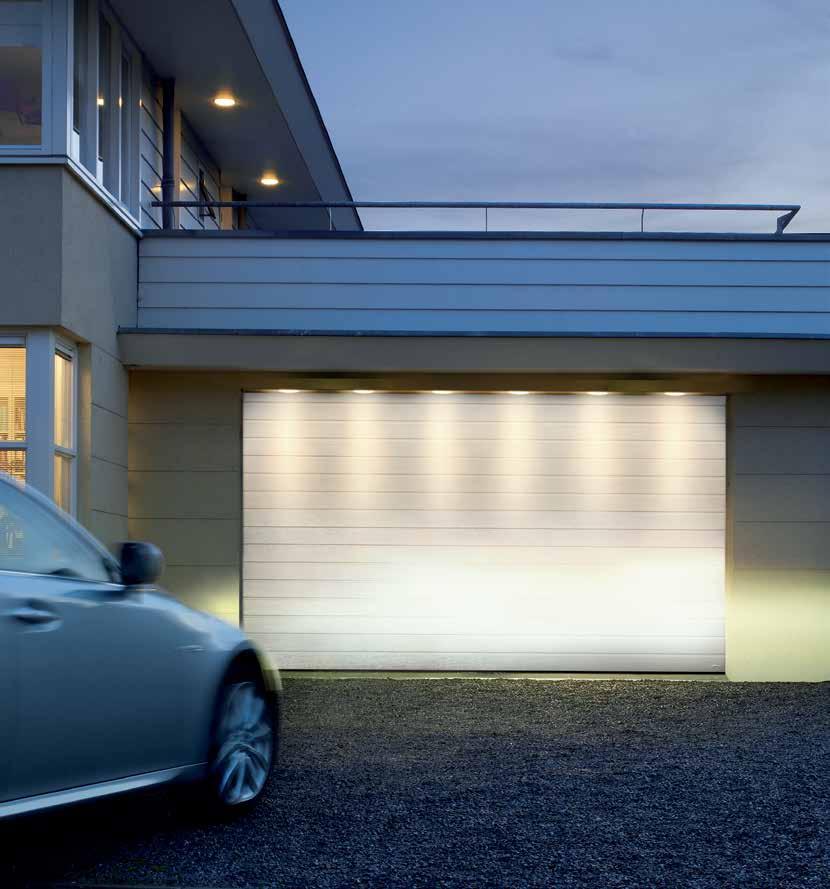 Horizontaal smal, woodgrain, RAL 9016, LED-verlichting warm wit Verlichting Om uw garagedeur ook na zonsondergang te verlichten en om onbevoegde personen weg te houden adviseren wij de