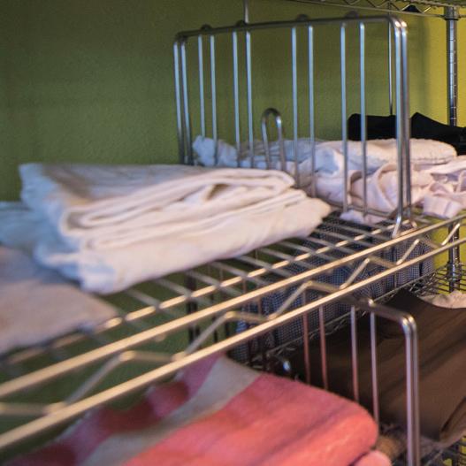 De linnenkamer neemt contact op met de externe wasserij die het besmette wasgoed in een speciale waszak in ontvangst neemt. Het wassen van dit wasgoed neemt doorgaans zeven werkdagen in beslag.