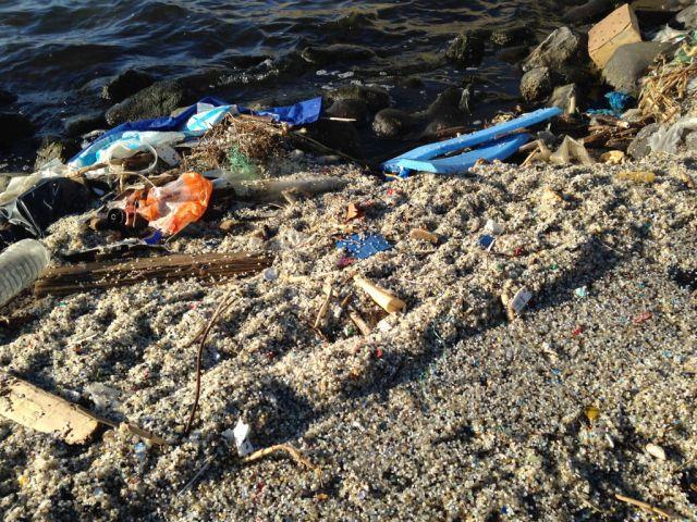 ze via waterwegen zijn meegevoerd. In een studie van UGent en het VLIZ uit 2012 waren ze zelfs het voornaamste aandeel van plastic zwerfvuil gevonden aan de Belgische kust.