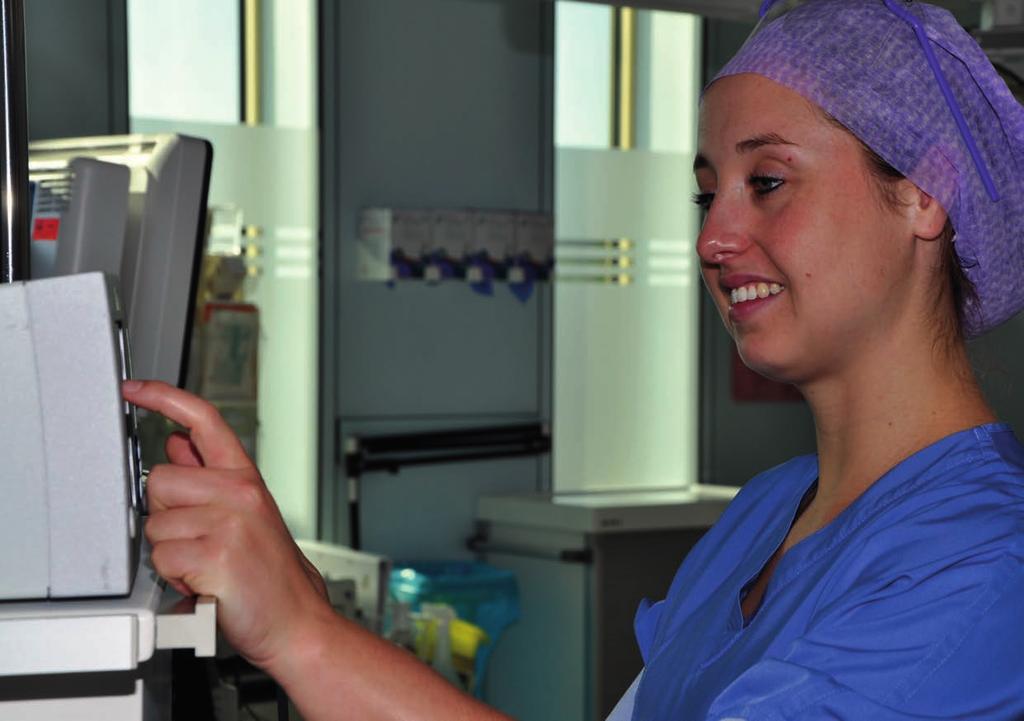 De operatieassistent speelt een centrale rol voor, tijdens en na een operatie, waarbij de zorg voor de patiënt centraal staat.