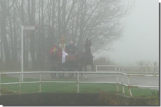 En jawel, daar kwam hij tevoorschijn uit de mist.