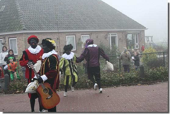 En de pieten maakten een dansje op de hoek.