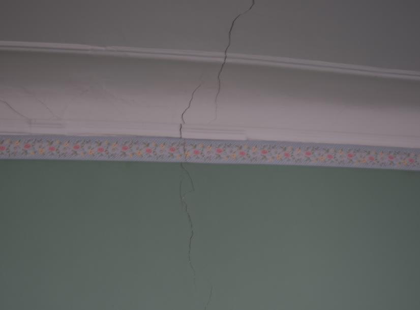 2 NOORDMUUR We stellen een scheur vast rechts boven de deur die doorloopt tot in het plafond.
