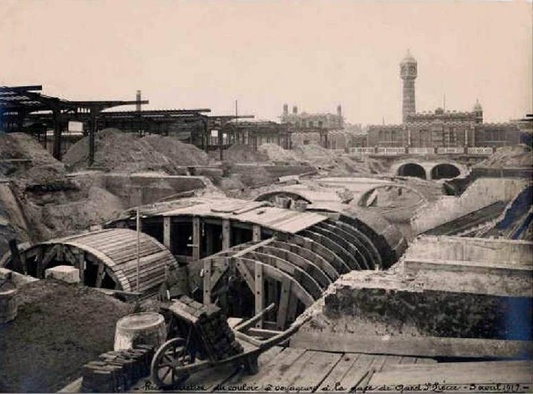 De werken voor de ondertunneling (voor de Voskenslaan en de spoortoegangen) en de spoorwegbrug aan de Burggravenlaan werden uitgevoerd in 1911/12/13. maar ik denk dat deze foto s van 1919 zijn.