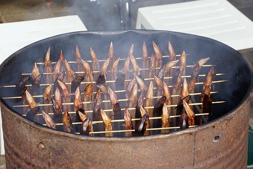 Les 2.4 Het levensmiddel = iets wat je kunt eten. Het aluminiumfolie = een folie van aluminium die je gebruikt om bijvoorbeeld eten in te pakken. Grillen = roosteren op een gril.