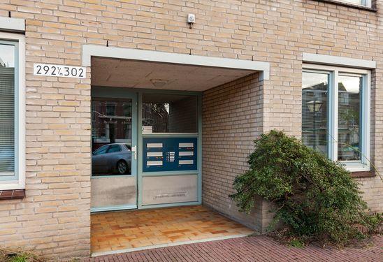 Het appartement is gelegen op de bovenste verdieping in een rustige straat in de binnenstad en op loopafstand van alles wat het bruisende centrum van Leiden te bieden heeft!