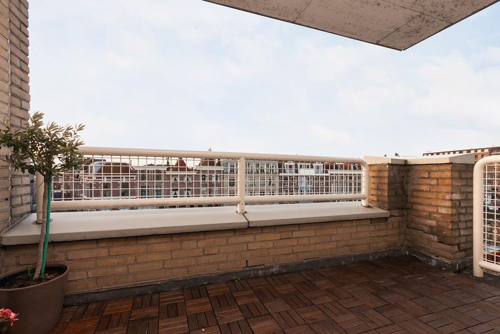 Buitenleven Zonnig overdekt balkon op het zuiden met fraaie uitzichten.