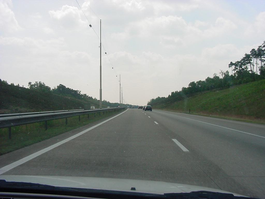 Wegbeeld A27 Wegbeeld rijksweg A27 Rijdend zuid-noord vanuit Utrecht ter hoogte van Hollandsche Rading ligt de autosnelweg op een talud waaronder net ná de Rading de Vuurse Dreef doorloopt.