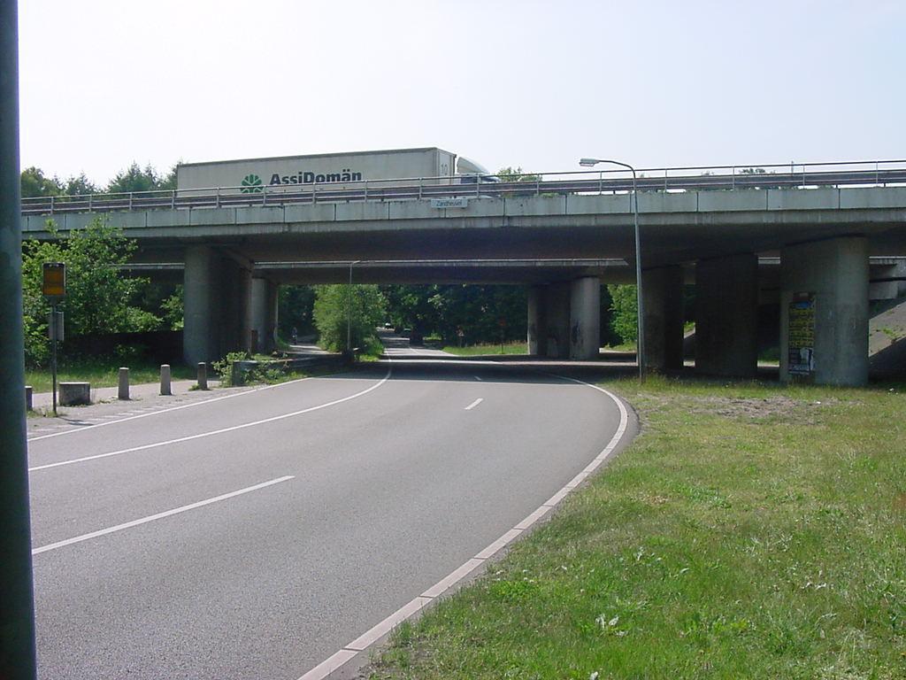 De snelweg blijft tot aan het op-/afritcomplex Hilversum verdiept. Het eerste zoekgebied eindigt hier. De af- en aantakkingen lopen over de snelweg heen.