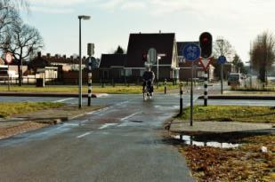 klinkerbestrating. Na Ter Aard wordt het weer een prima betonfietspad. Bij de brug over de A28 is er een ongelijke aansluiting die hersteld moet worden.