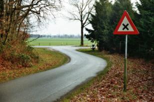 Kruising Veldweg met Zuidveldigerweg (knelpunt 5) 2 km landbouwweg en een gevaarlijke kruising door slecht zicht Zichtlijnen verbeteren.