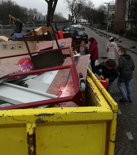 Samen met de oudervereniging en met de hulp van groep 8 hebben wij heel veel oude spullen kunnen afvoeren.