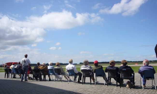 Inhoudsopgave Aerobatics competitie vliegen, wat houdt dat ongeveer in... 1 Waarin verschilt competitie aerobatics van gewoon aerobatics... 2 De box... 2 Verplichte sequence, vastgestelde figuren.