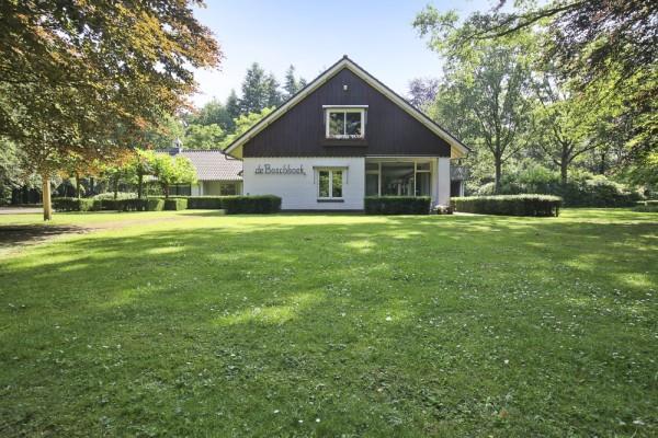 aangelegde siertuin en een vrijstaande dubbele garage.