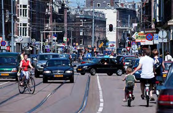 De gemeente heeft de ambitie om tot 2025 de bouw van 50.000 woningen binnen de stadsgrenzen mogelijk te maken. Maar ook bezoekers en bedrijven uit binnen- en buitenland weten Amsterdam te vinden.