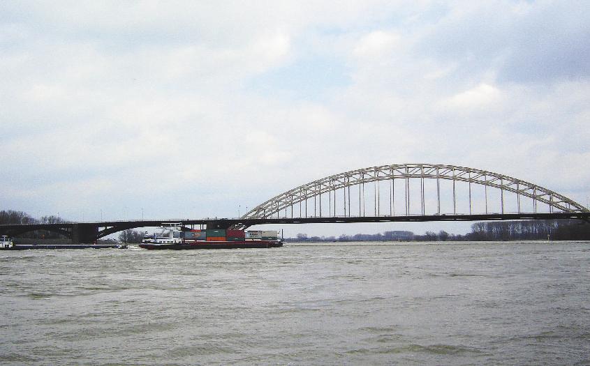 Hoofdstuk 1 Het land Rotterdam ligt aan de Maas. Het is de grootste havenstad van Europa. De stad is met de zee verbonden door de Nieuwe Waterweg.