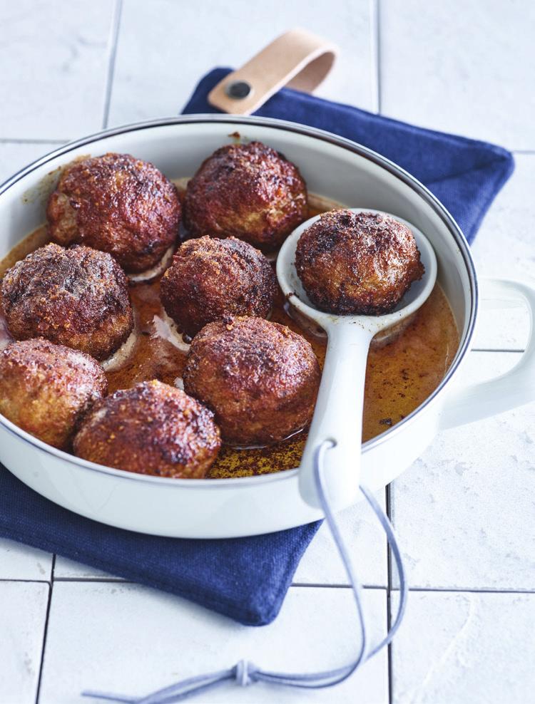 Meng en kneed alle andere ingrediënten door elkaar. 3. Verdeel het gehakt in acht porties en draai er ballen van. Zorg dat je ze stevig draait en geen scheurtjes ziet. Dan bakken ze straks het mooist.