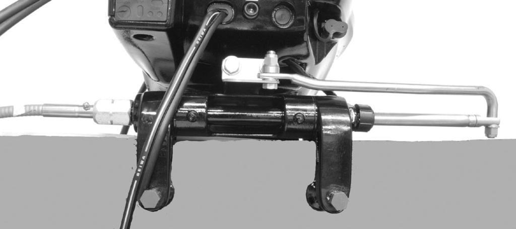 INSTALLEREN Zet de stuurstang op de motor vast met de bout, borgmoer, pasring en platte ringen. Haal de borgmoer aan met het voorgeschreven aanhaalmoment.