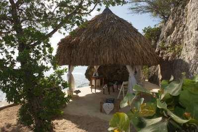 Ceremonie Voor een trouwceremonie kunt u ook terecht bij Karakter, wij hebben een mooie bruidsgazebo tussen de palmbomen of intieme Palapa waar de huwelijksvoltrekking of