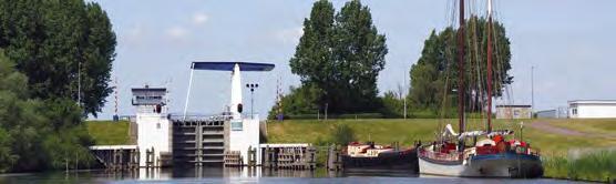 Zonder bruggen en sluizen is Flevoland in feite niet meer dan een enorme onbereikbare plas water.