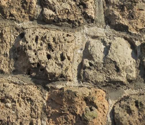 Zo bevat Ettringer tufsteen veel grote stukken geelachtig puimsteen, dat snel verweert en dan grote ronde gaten veroorzaakt: daarnaast is het te herkennen aan de grove, donkere en hoekige insluitsels.