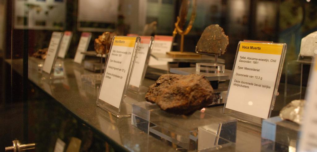 TENTOONSTELLING PRAKTISCHE INFO VRAAG METEORIETEN HET ONS (zie ook www.urania.be) Volkssterrenwacht Kom een unieke Urania collectie vzwbuitenaardse stenen bewonderen!