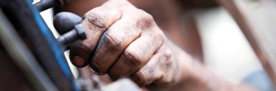 GEBRUIK VAN PRODUCTEN VOOR HUIDBESCHERMING Stap 1 Breng voor het werk en na werkonderbrekingen een kleine hoeveelheid aan op de rug van een droge, schone hand Stap 2 Verspreid over de handen en wrijf