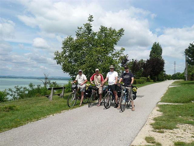 Houdt u van fietsen tijdens uw vakantie? Dan is een ontspannen fietstocht langs het Balatonmeer over vlakke, nieuw aangelegde fietspaden een heerlijke belevenis.