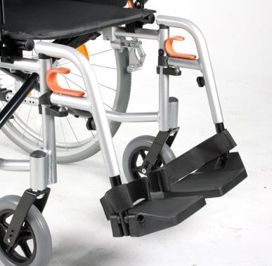1 Het in- en uitvouwen van de rolstoel Als u de rolstoel wilt in- of uitvouwen, zijn er een aantal stappen die u moet volgen.