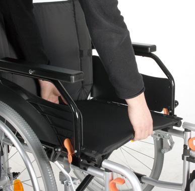 Op foto 1 ziet u hoe de voetplaten van de rolstoel er uitgevouwen uit zien.